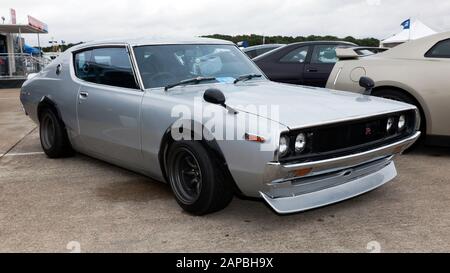 Dreiviertelansicht eines Nissan Skyline GT-R Der Zweiten Generation, ausgestellt in der GT-R Drivers Zone, des Silverstone Classic 2019 Stockfoto