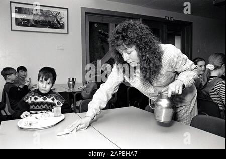 Dinnertime, Grundschule Nottingham UK 1995 Stockfoto