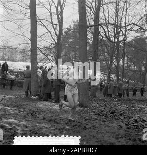 CrossLoop Meisterschaft der Niederlande in Arnhem, H. Vliet aus Arnhem Datum: 24. Februar 1957 Ort: Arnhem Schlagwörter: Leichtathletik, Sport Personenname: Vliet, H. Stockfoto