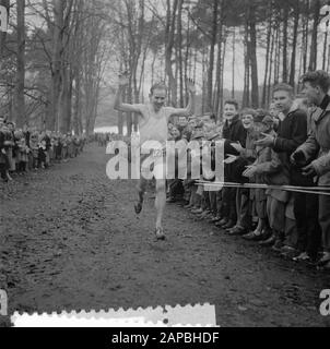 Crossloop-Meisterschaft der Niederlande in Arnheim. First H. Vliet aus Arnhem Datum: 24. Februar 1957 Ort: Arnhem Schlagwörter: Leichtathletik, Name der Sportperson: Vliet, H. Stockfoto