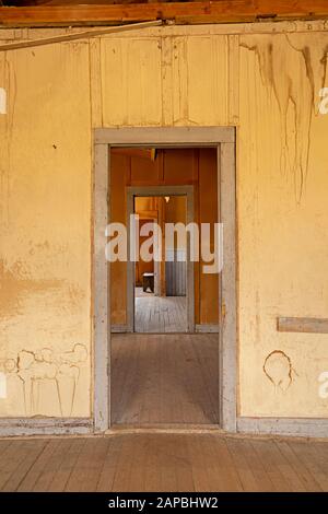 MT00441-00...MONTANA - Flur im erhaltenen Haus in Bannack, einer Geisterstadt im Bannack State Park. Stockfoto
