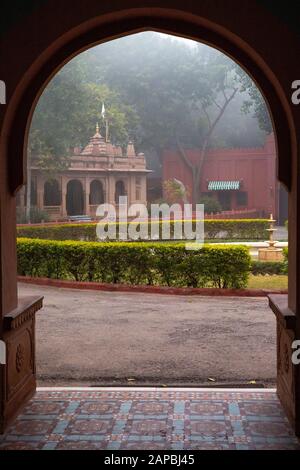 Indien, Rajasthan, Shekhawati, Bikaner, Gajner, Gajner Palace Heritage Hotel, ehemaliges Jagdschloss von Maharaja von Jaipur, Ganesh-Tempel auf nebligen Mornin Stockfoto