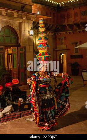 Indien, Rajasthan, Shekhawati, Bikaner, Gajner, Gajner Palace Heritage Hotel, ehemaliges Jagdschloss von Maharaja von Jaipur, abends traditionelle Volksandabstimmung Stockfoto