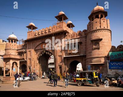 Indien, Rajasthan, Shekhawati, Bikaner, Verkehr am Kothe Gate in Old City Walls Stockfoto