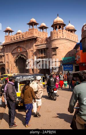 Indien, Rajasthan, Shekhawati, Bikaner, Verkehr am Kothe Gate in Old City Walls Stockfoto