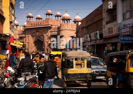 Indien, Rajasthan, Shekhawati, Bikaner, Verkehr am Kothe Gate in Old City Walls Stockfoto