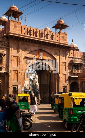 Indien, Rajasthan, Shekhawati, Bikaner, Verkehr am Kothe Gate in Old City Walls Stockfoto