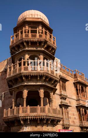 Indien, Rajasthan, Shekhawati, Bikaner, Stadtzentrum, Chukhunti Mohalla, Mohata Bhawan, Turm an der Ecke des historischen Gebäudes, das Ratan Bihari Mandir beherbergt Stockfoto