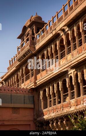 Indien, Rajasthan, Shekhawati, Bikaner, Stadtzentrum, Chukhunti Mohalla, Mohata Bhawan, historisches altes Gebäude, gestufte Balkone um den Innenhof Stockfoto