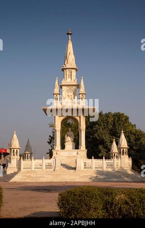 Indien, Rajasthan, Shekhawati, Bikaner, Stadtzentrum, Denkmal aus weißem Marmor für Sri Dungar Singhji Sahib Bahadur Maharaja von Bikaner außerhalb von Junagarh For Stockfoto