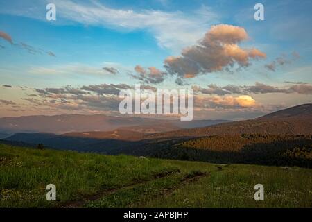 MT00450-00...MONTANA - Sonnenaufgang vom Scheitelpunkt des Fleecer Ridge aus gesehen, einer der schwierigsten Hügel der Great Divide Mountain Bike Route. Stockfoto