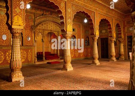 Indien, Rajasthan, Shekhawati, Bikaner, Stadtzentrum, Junagarh Fort, Anup Mahal, private Zuschauerhalle mit gemusterten rot-Gold lackierten Wänden Stockfoto