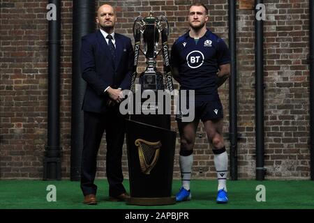 London, Großbritannien. Januar 2020. Scotland Rugby Team Cheftrainer Gregor Townsend (L) und Schottland Mannschaftskapitän Stuart Hogg (R) stehen an der Seite der Guinness Six Nations Trophäe. Guinness Six Nations Championship 2020 Turnierstart im Tobacco Dock in Tobacco Quay, London am Mittwoch, 22. Januar 2020. Dieses Bild darf nur für redaktionelle Zwecke verwendet werden. Nur redaktionelle Verwendung, Bild von Steffan Bowen/Credit: Andrew Orchard Sportfotografie/Alamy Live News Stockfoto