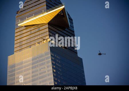 Ein Hubschrauber fliegt am Mittwoch, den 15. Januar 2020 in New York an 30 Hudson-Yard vorbei, auf der die Aussichtsplattform mit dem Namen "The Edge" gezeigt wird (© Richard B. Levine). Stockfoto