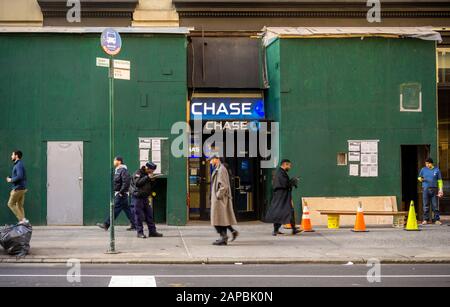 Der Eingang einer Filiale der JPMorgan Chase Bank, die in New York renoviert wird, befindet sich zwischen den Baustellen am Mittwoch, den 15. Januar 2020. JPMorgan meldete zuletzt im vierten Quartal ein zweistelliges Gewinnwachstum. (© Richard B. Levine) Stockfoto