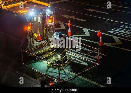 Ein Mitarbeiter von Con Edison unterhält am Dienstag, 14. Januar 2020, die unterirdische Infrastruktur im New Yorker Stadtteil Chelsea. (© Richard B. Levine) Stockfoto