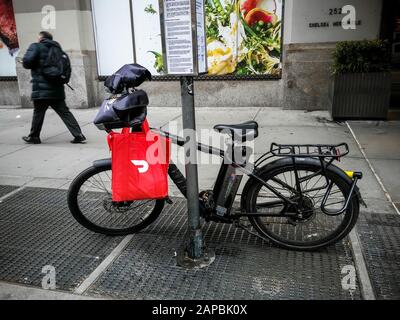 Das Fahrrad eines Lieferers mit einem Toter mit DoorDash Marke in der Chelsea Nachbarschaft von New York am Freitag, 10. Januar 2020. (© Richard B. Levine) Stockfoto