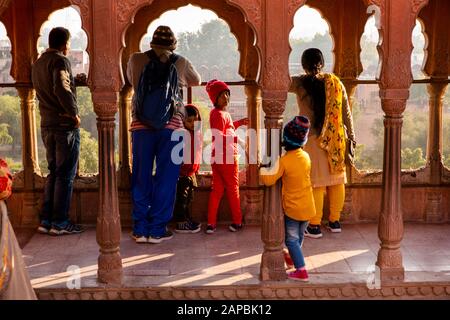 Indien, Rajasthan, Shekhawati, Bikaner, Stadtzentrum, Junagarh Fort, indische Touristenfamilie mit wunderschönem Blick auf die Gärten zwischen Säulen auf der Dachterrasse Stockfoto