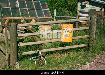 MT00453-00...MONTANA - Eine von mehreren Schildern markiert den Eingang zur Lama Ranch, einem Zeltplatz mit Kabinen nördlich von Helena. Stockfoto