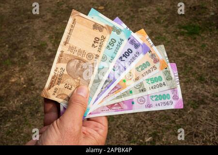 Indien, Geld, Hand hält die Währungsscheine der Reserve Bank of India 2020 Stockfoto
