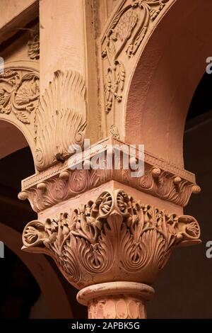 Indien, Rajasthan, Shekhawati, Bikaner, Stadtzentrum, Junagarh Fort, mit gehauenen Sandsteinpfeilern Stockfoto