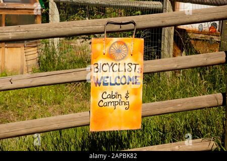 MT00454-00...MONTANA - Eine von mehreren Schildern markiert den Eingang zur Lama Ranch, einem Zeltplatz mit Kabinen nördlich von Helena. Stockfoto