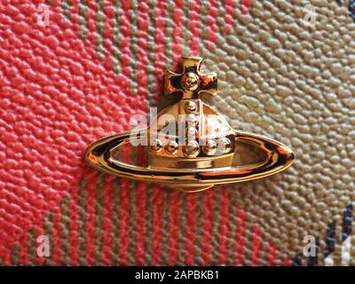 London, Großbritannien - CIRCA JANUAR 2020: Vivienne Westwood orb Logo Stockfoto