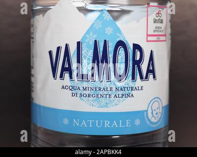 Turin, ITALIEN - CIRCA DEZEMBER 2019: Valmora Wasserflasche Stockfoto