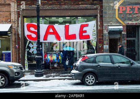 Aktivitäten unter der 82nd Street Station an der Flushing Line im Stadtteil Jackson Heights in Queens in New York am Samstag, 18. Januar 2020. In der Nachbarschaft von Jackson Heights befindet sich ein Mosaik ethnischer Gruppen, darunter Hispanics, Indianer, Pakistaner, Tibeter, Südostasier sowie langjährige jüdische und italienische Einwohner. (© Richard B. Levine) Stockfoto