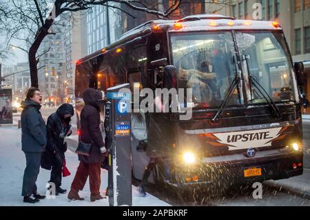 Besucher des Chelsea Galerie-Distrikts steigen in ihren Bus ein, der am Samstag, 18. Januar 2020, startet. (© Richard B. Levine) Stockfoto