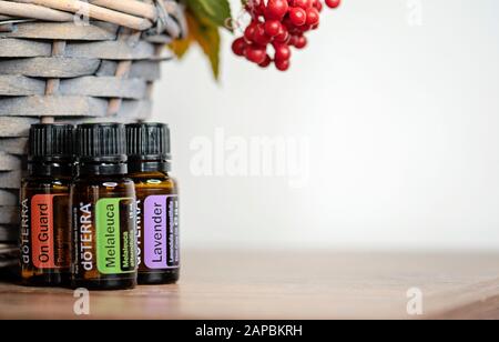 Banska Bystrica, Slowakei - 6. Oktober 2019: Hochwertige ätherische Öle der Marke Doterra. Auf Wache, Melaleuca und Lavender ätherisches Öl. Gesundheitswesen Stockfoto