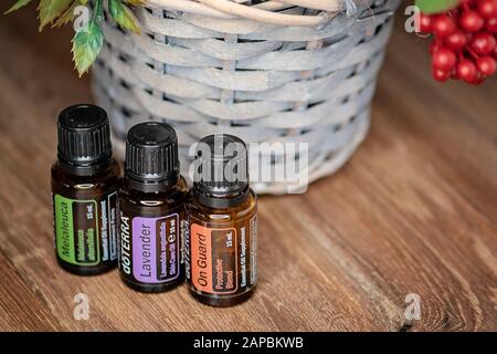 Banska Bystrica, Slowakei - 6. Oktober 2019: Hochwertige ätherische Öle der Marke Doterra. Auf Wache, Melaleuca und Lavender ätherisches Öl. Gesundheitswesen Stockfoto