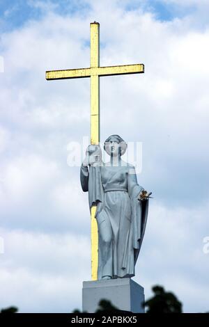 Statue mit goldenem Kreuz oben auf der Dombasilika des heiligen Stanislaus und des heiligen Ladislaus in Wilna, Litauen Stockfoto