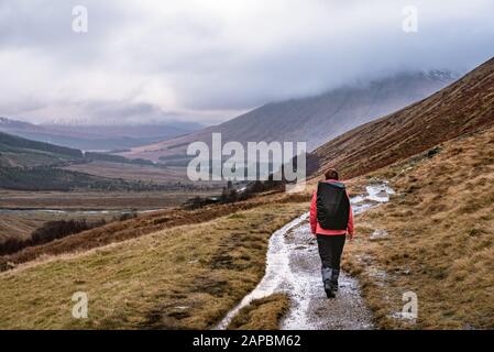 Alleinreisender - West Highlands Way, Schottland. Winter, Frühlingswandern Stockfoto