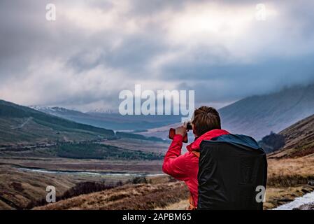 Alleinreisender - West Highlands Way, Schottland. Winter, Frühlingswandern Stockfoto