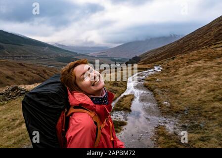 Alleinreisender - West Highlands Way, Schottland. Winter, Frühlingswandern Stockfoto