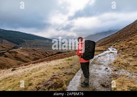 Alleinreisender - West Highlands Way, Schottland. Winter, Frühlingswandern Stockfoto