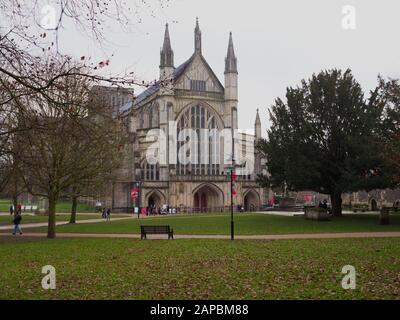 Kathedrale von Winchester, Hampshire, Großbritannien. Winter 2020. Die historische Kathedrale von Norman ist von enormer Schönheit und Bedeutung. Stockfoto