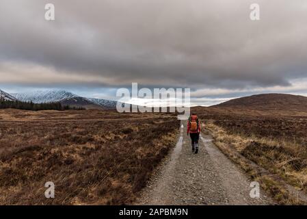 Alleinreisender - West Highlands Way, Schottland. Winter, Frühlingswandern Stockfoto