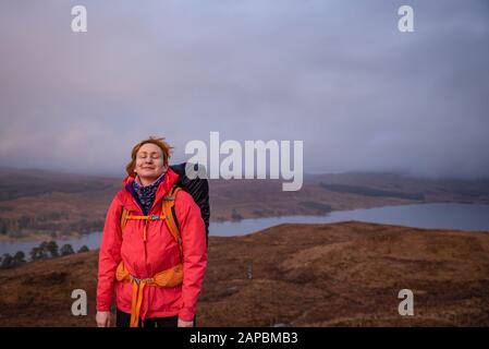 Alleinreisender - West Highlands Way, Schottland. Winter, Frühlingswandern Stockfoto