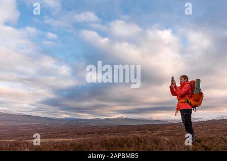 Alleinreisender - West Highlands Way, Schottland. Winter, Frühlingswandern Stockfoto