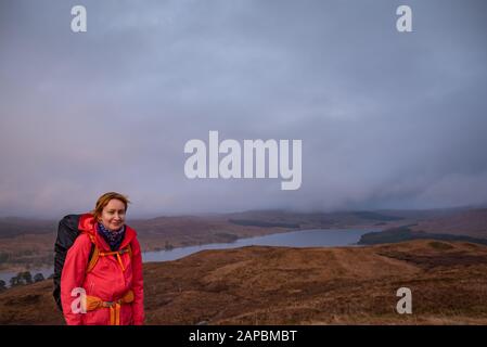 Alleinreisender - West Highlands Way, Schottland. Winter, Frühlingswandern Stockfoto