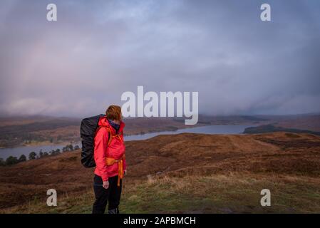 Alleinreisender - West Highlands Way, Schottland. Winter, Frühlingswandern Stockfoto