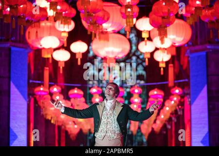 Schauspieler Gareth Morrison als Rabbie Burns beleuchtet die Anzeige der chinesischen Laternen in der St Giles' Cathedral in Edinburgh für den Beginn der chinesischen Neujahrsfeiern. Stockfoto