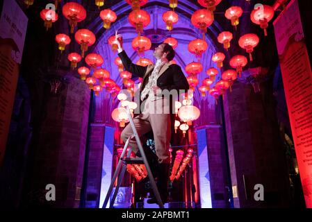Schauspieler Gareth Morrison als Rabbie Burns beleuchtet die Anzeige der chinesischen Laternen in der St Giles' Cathedral in Edinburgh für den Beginn der chinesischen Neujahrsfeiern. Stockfoto