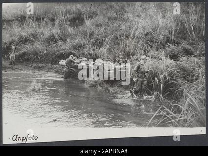 Staatsformation Indonesien: Landkrieg. - Mi. - Ja. Beschreibung: The last Lead... one of the many Mud Pools in the Road from Lahat to Pagaralam (South Sumatra) where the waggons have to be through with man and Power) Annotation: Repronegative. Siehe DLC 4471 Datum: 30. Dezember 1948 Ort: Indonesien, Indonesien, Niederländische Ostindien Schlüsselwörter: Regierungsführung, Grenzen, Verfassungen, Staatsgewalt Stockfoto