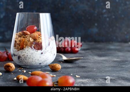 Chia Pudding-Parfait mit roten Trauben und Mandeln schließen sich an Stockfoto