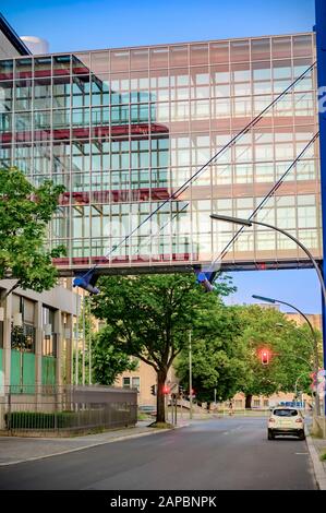 Berlin, Deutschland - 28. Juni 2019: Glasübergang zwischen zwei Teilen eines modernen Bürogebäudes in Berlin, Deutschland. Stockfoto