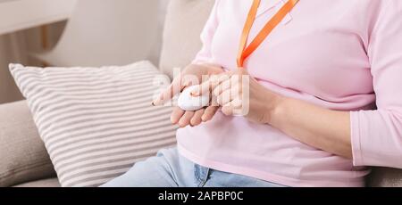 Seniorin drückt Not-Alarm-Taster, Panorama Stockfoto
