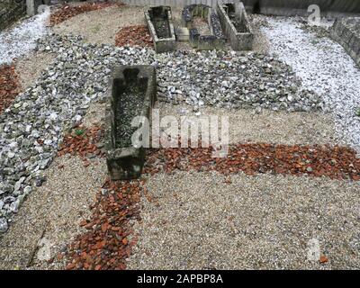 Nunnaminster - die Graves der St. Mary's Abbey befinden sich in der Passage, die zur Abbey hinter der Winchester Cathedral, Winchester, England führt Stockfoto